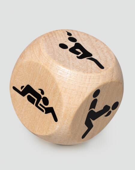 DADO DE MADERA CON POSTURAS CRUSHIOUS