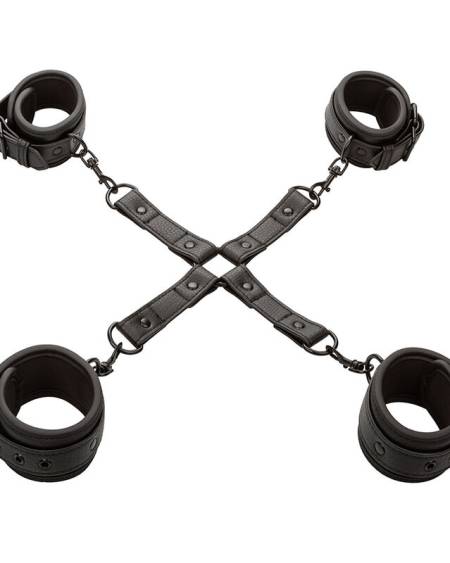 Conjunto de bondage CALEXOTICS Nocturnal em couro preto com quatro algemas ajustáveis e conector