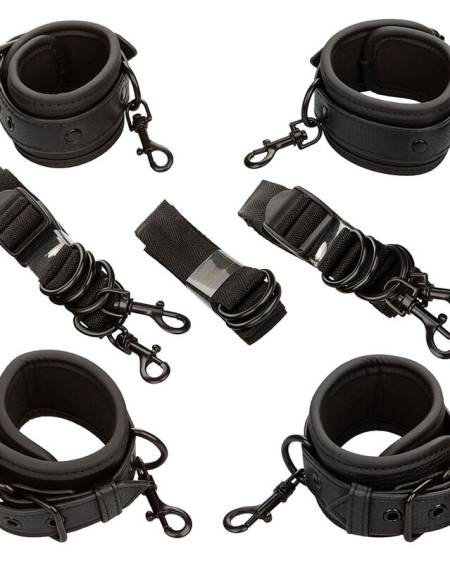 Conjunto CALEXOTICS Nocturnal Collection de bondage para cama em couro preto, com algemas ajustáveis