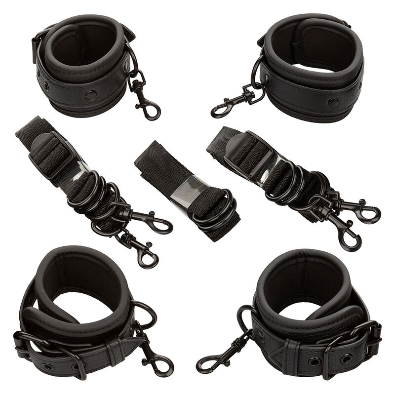 Conjunto CALEXOTICS Nocturnal Collection de bondage para cama em couro preto, com algemas ajustáveis