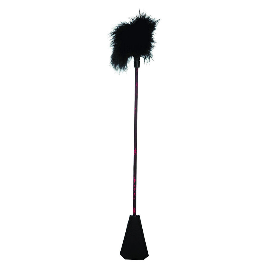 Chicote Scandal da CALEXOTICS com penas pretas e acabamento vermelho e preto