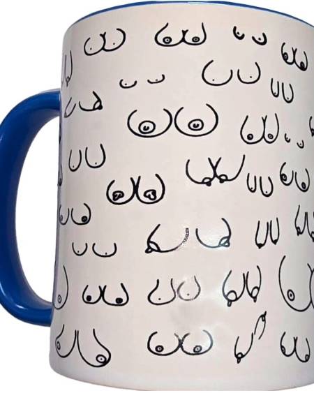 Caneca de cerâmica branca com desenhos de seios, interior e asa azuis, com capacidade de 370 ml